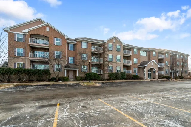 $400,000 | 2692 Stone Circle, Unit 209, Geneva, IL 60134