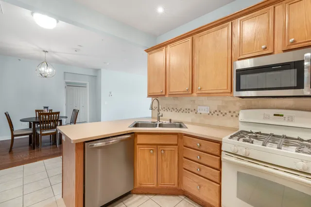 $400,000 | 2692 Stone Circle, Unit 209, Geneva, IL 60134