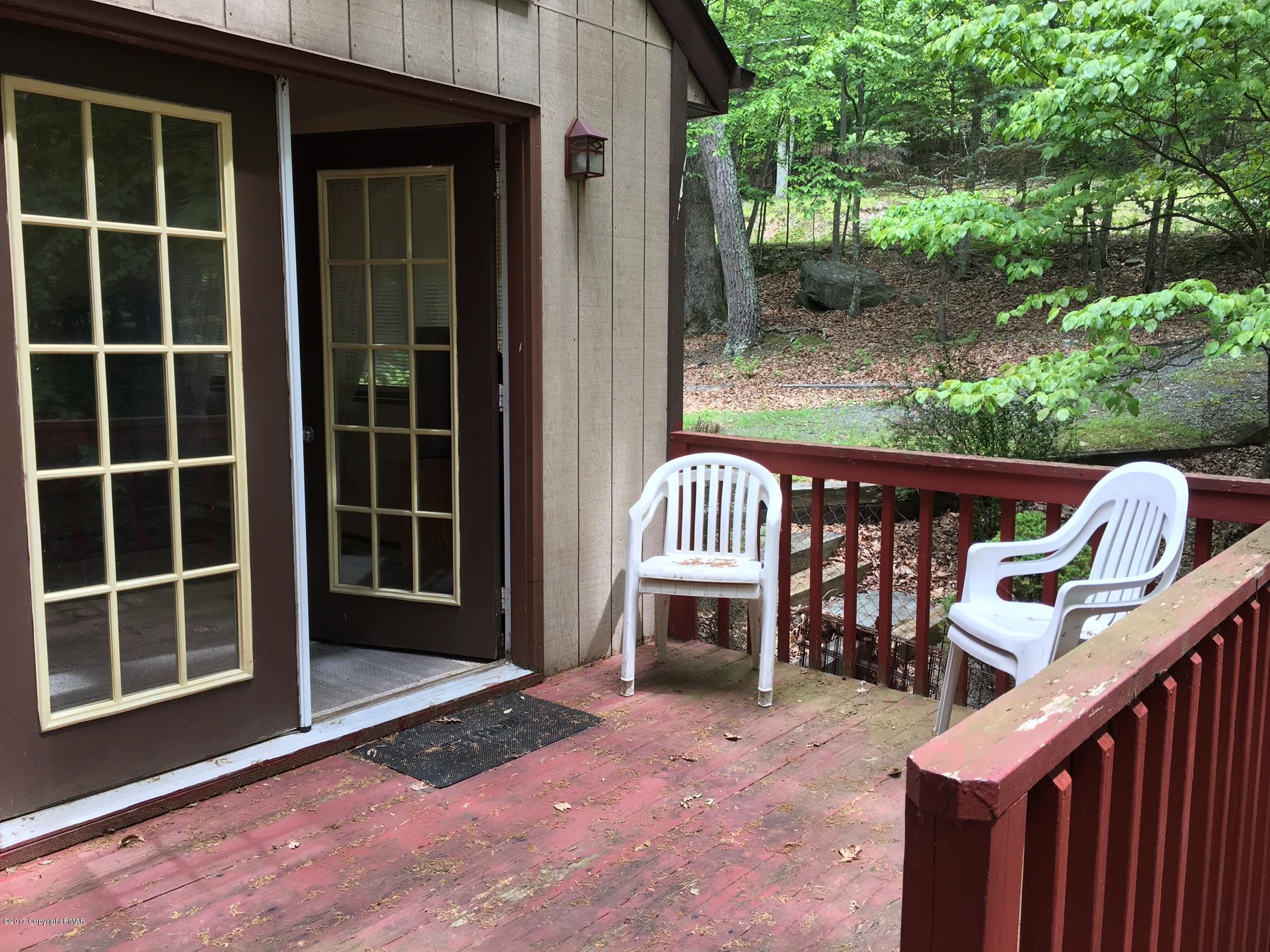 453 Fawn Run Bushkill, PA 18324 - Photo 4 of 22 Deck