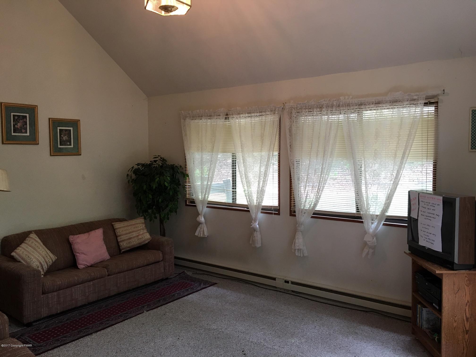 453 Fawn Run Bushkill, PA 18324 - Photo 8 of 22 Living Room