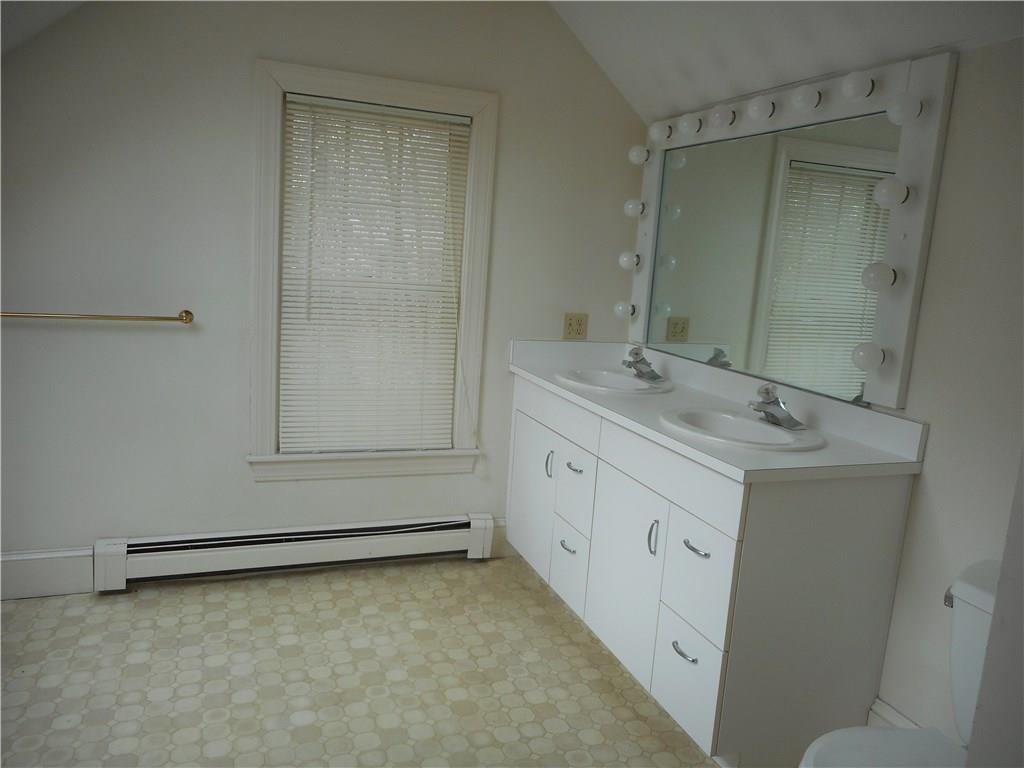 21 Cushing Briggs Road Freeport, ME 04032 - Photo 12 of 19 Second floor bath
