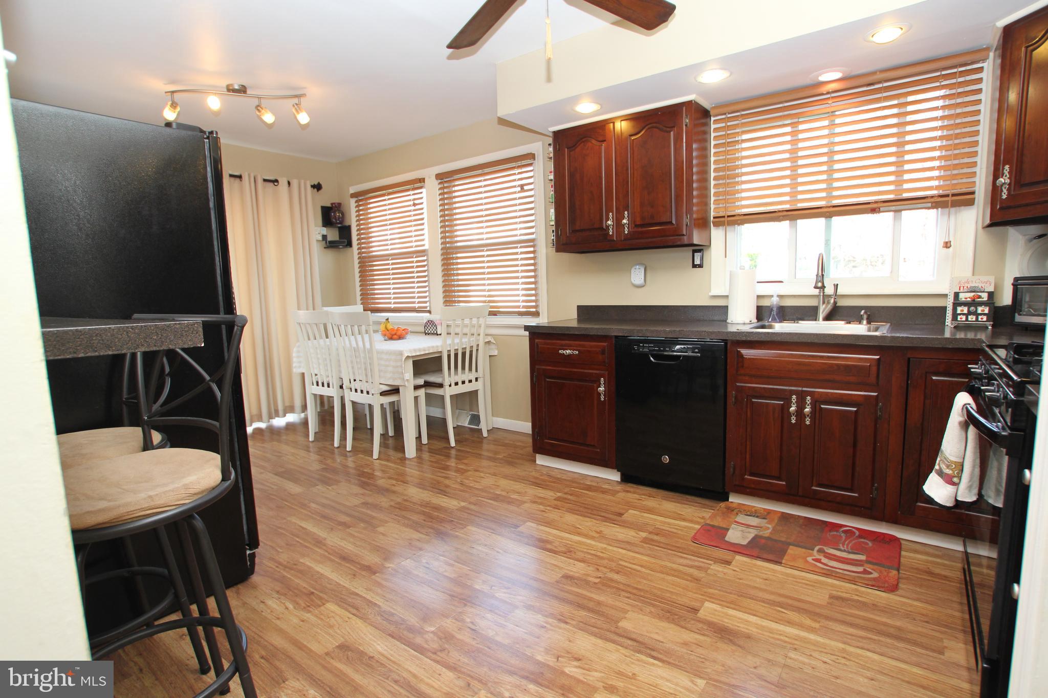 eat-in-kitchen with breakfast bar