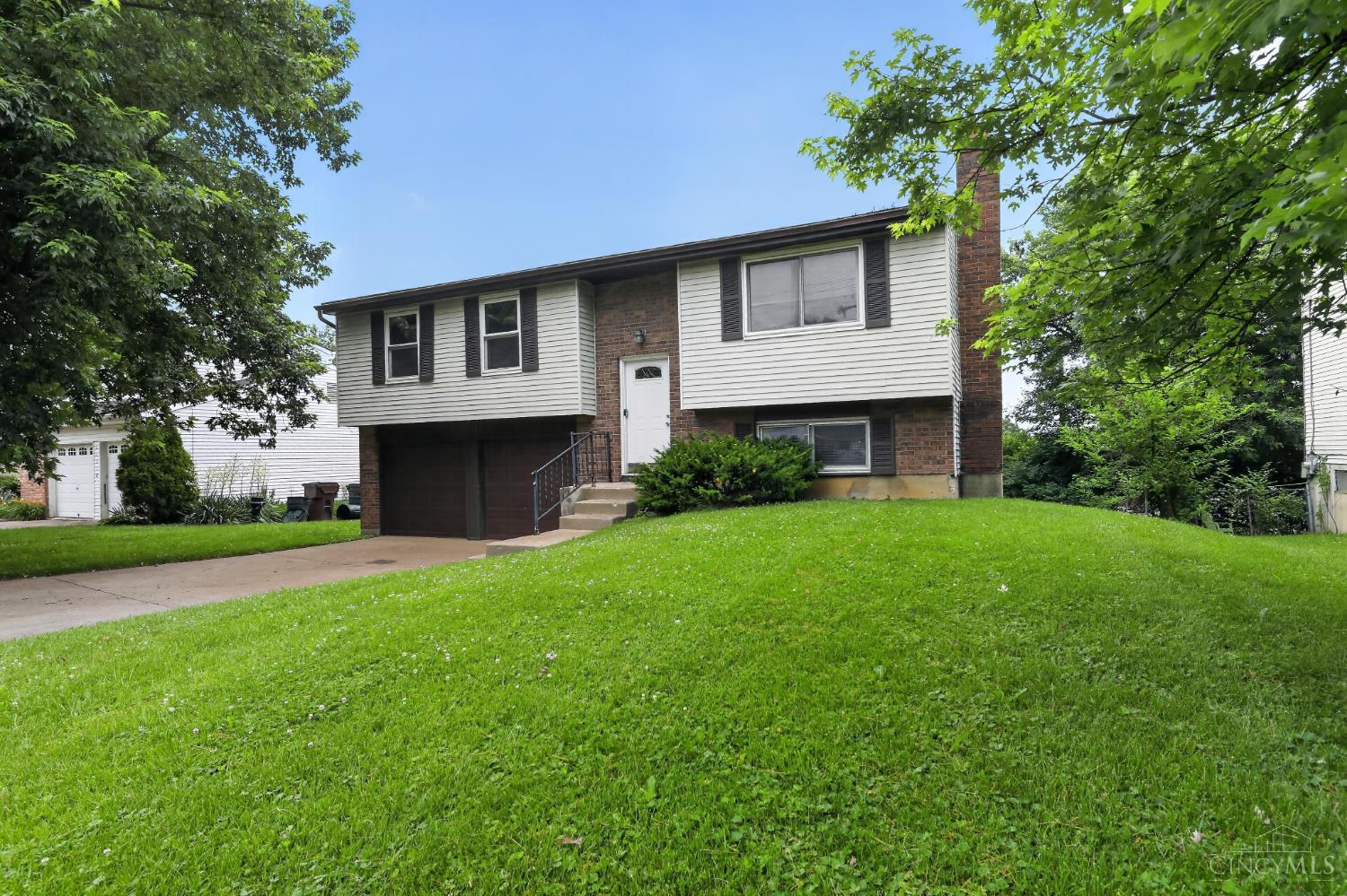 11512 Pippin Road Cincinnati, OH 45231 - Photo 2 of 30
