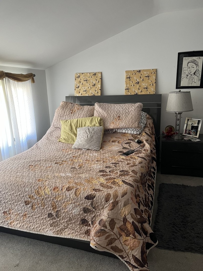 18650 Golfview Drive Hazel Crest, IL 60429 - Photo 15 of 35 a large bed sitting in a bedroom next to a window