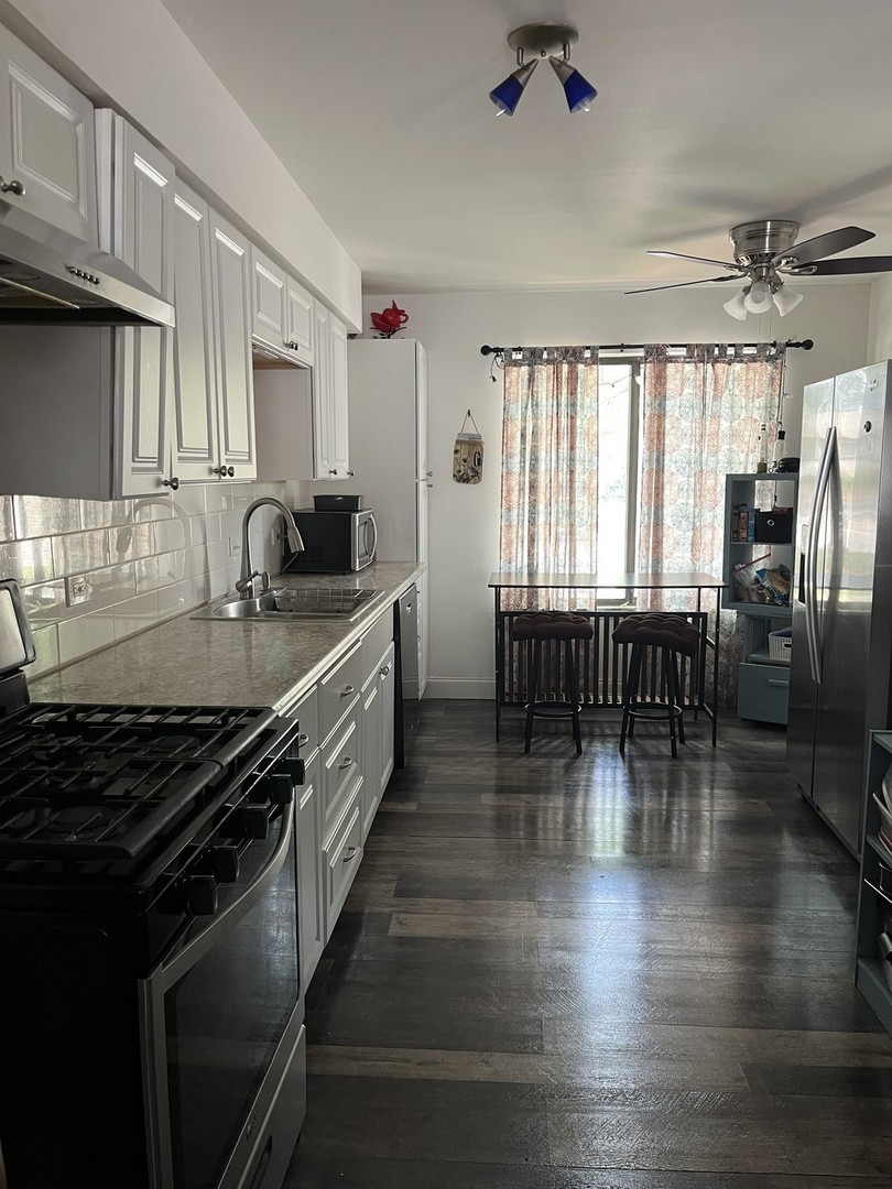 18650 Golfview Drive Hazel Crest, IL 60429 - Photo 17 of 35 a kitchen with granite countertop a stove and a wooden floors