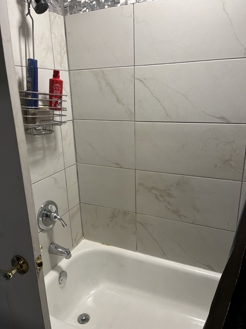 18650 Golfview Drive Hazel Crest, IL 60429 - Photo 22 of 35 a bathroom with a bathtub