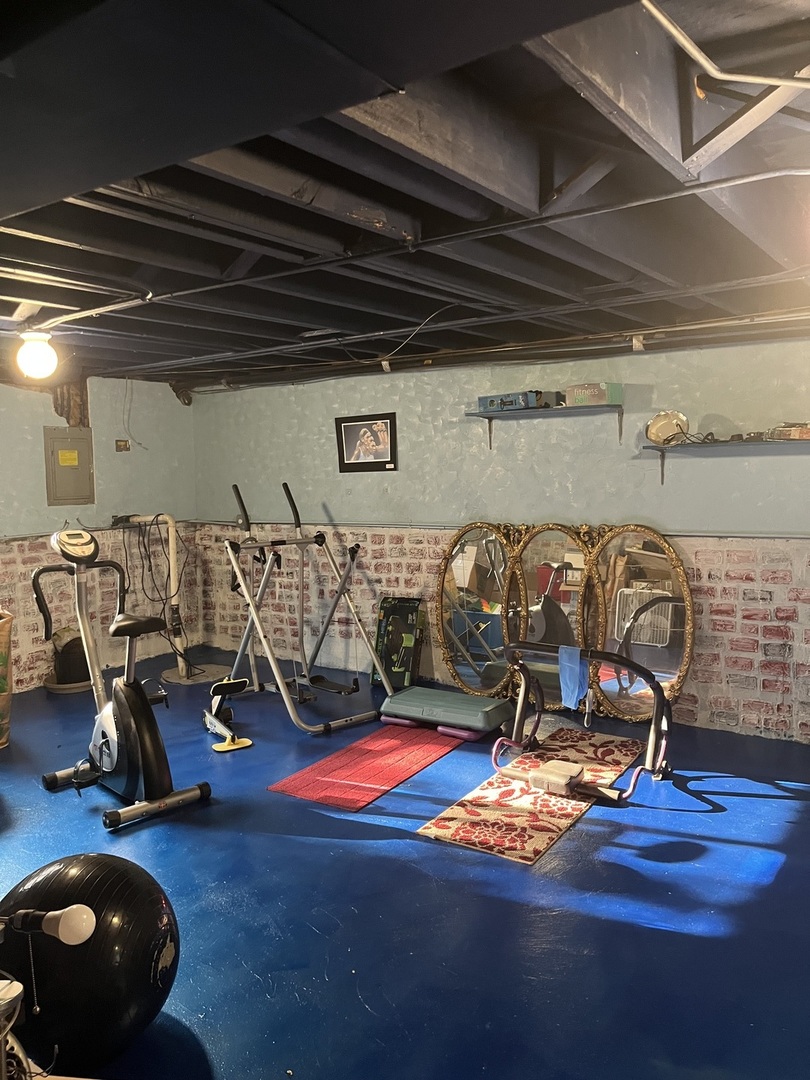 18650 Golfview Drive Hazel Crest, IL 60429 - Photo 26 of 35 a view of a room with gym equipment
