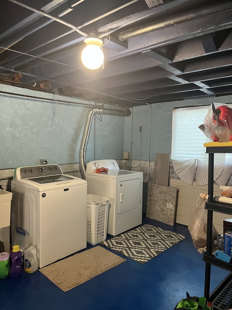 18650 Golfview Drive Hazel Crest, IL 60429 - Photo 27 of 35 a utility room with dryer and washer