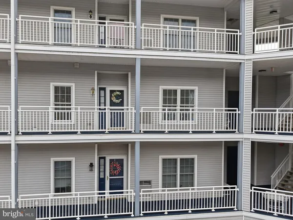 a building view that has a lot of windows