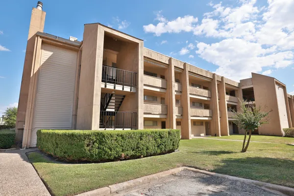 $2,350 | 12600 Melville Drive, Unit 318B, Montgomery, TX 77356