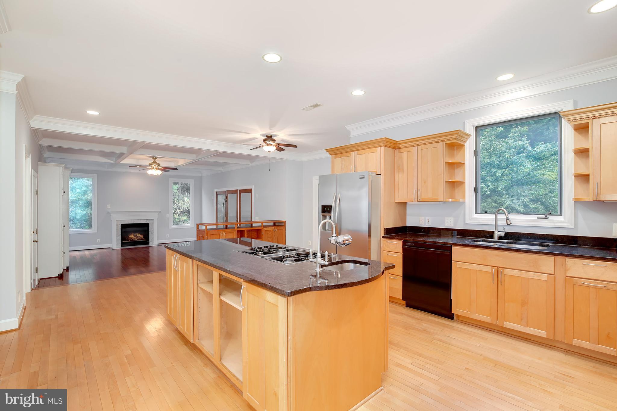 Kitchen w/ Large Island