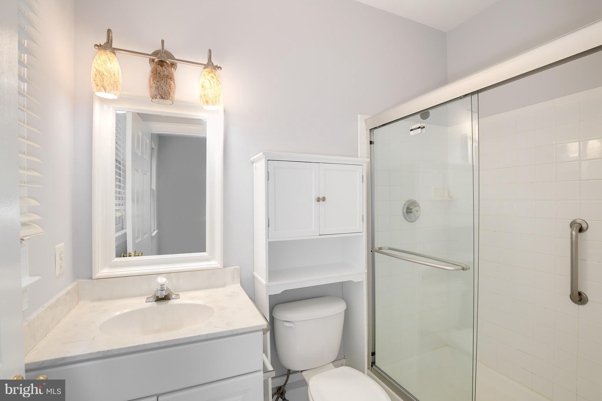 6901 Newman Road Clifton, VA 20124 - Photo 13 of 30 Main Level Full Bathroom