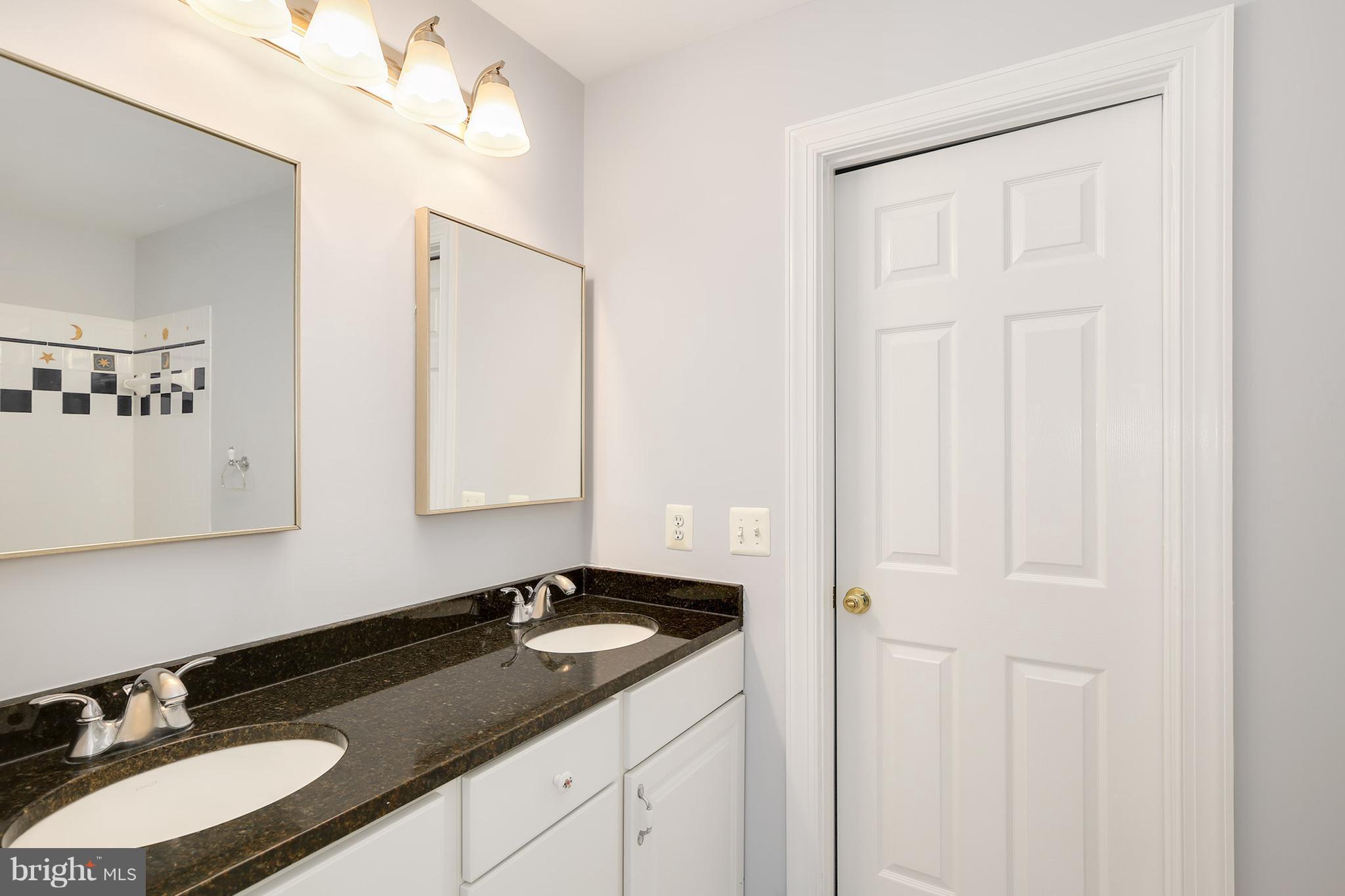 6901 Newman Road Clifton, VA 20124 - Photo 22 of 30 Jack-n-Jill Bathroom