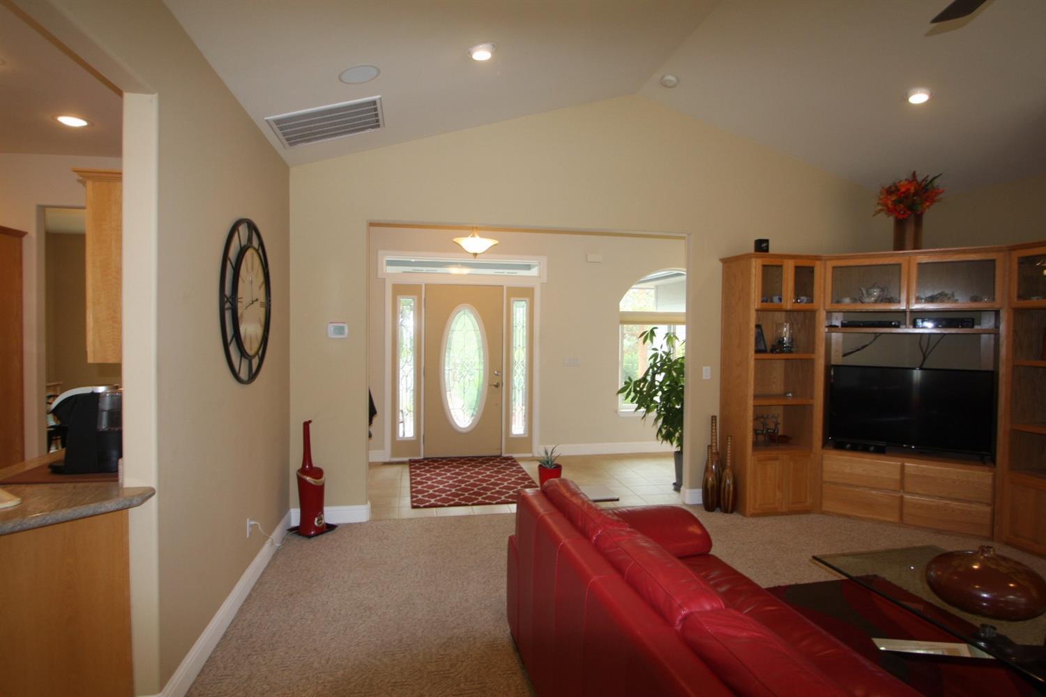 11819 Merganser Road Klamath Falls, OR 97601 - Photo 2 of 24 Foyer with tile entrance.
