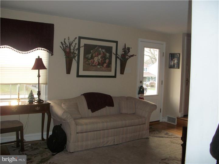 1505 Allen Road Oreland, PA 19075 - Photo 4 of 20 Living Room