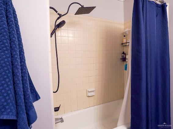 3200 Hummingbird Avenue McAllen, TX 78504 - Photo 18 of 31 a bathroom with a shower