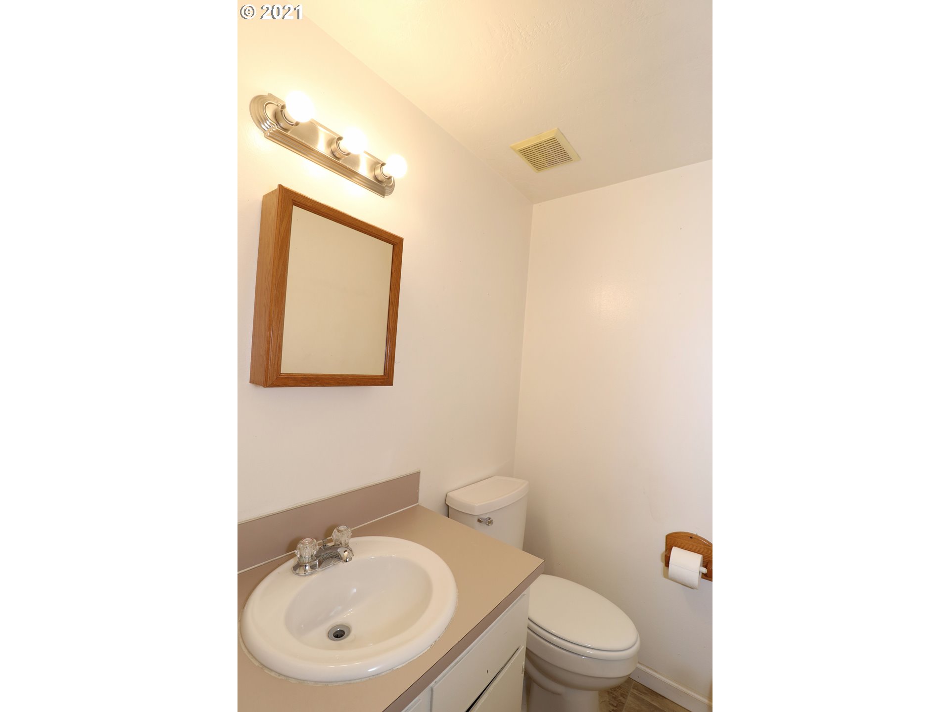 2310 6th Street Springfield, OR 97477 - Photo 19 of 32 a bathroom with a toilet a sink and mirror