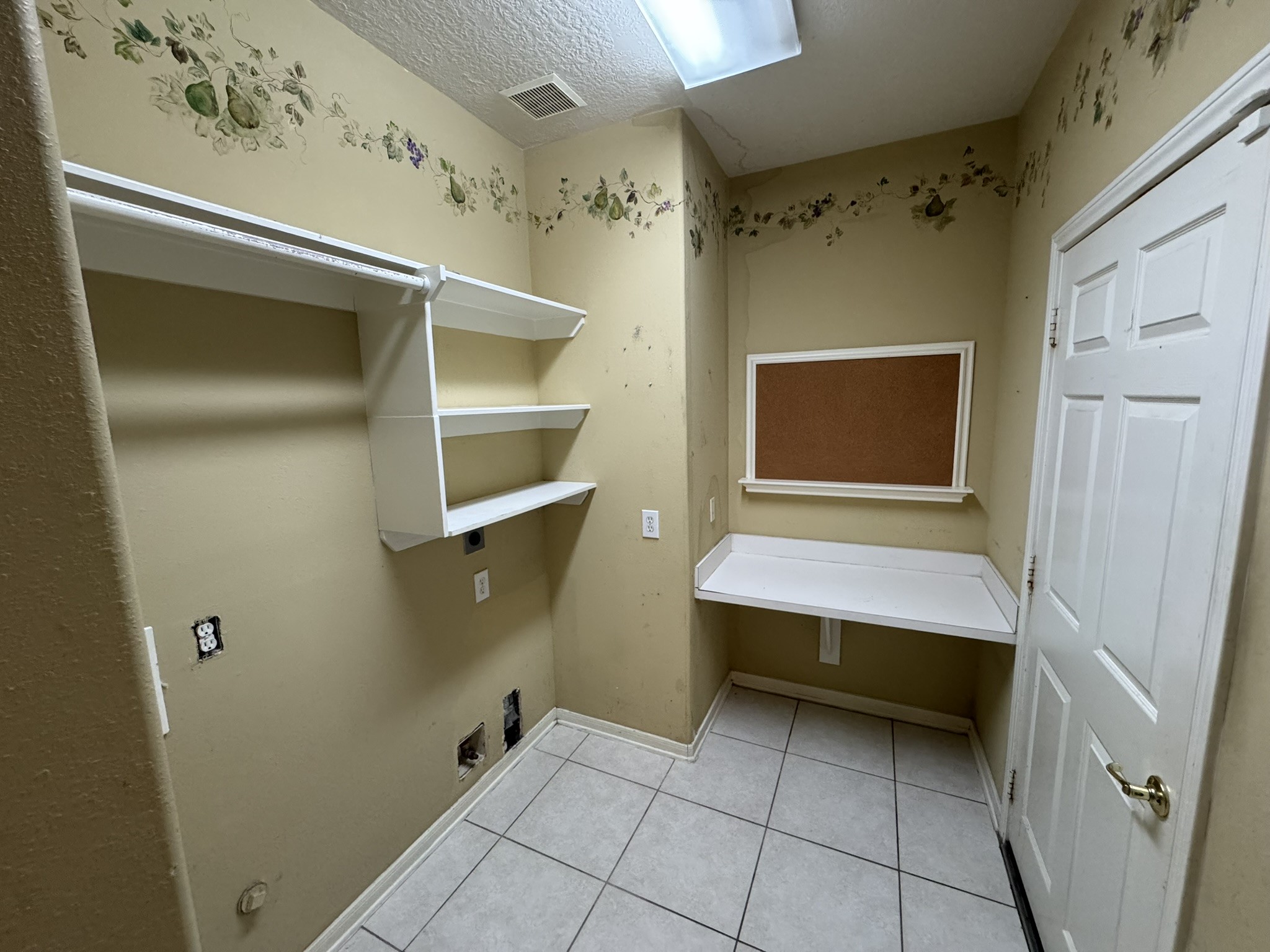 51 North Country Gate Circle Conroe, TX 77384 - Photo 18 of 27 Laundry Room - Spacious