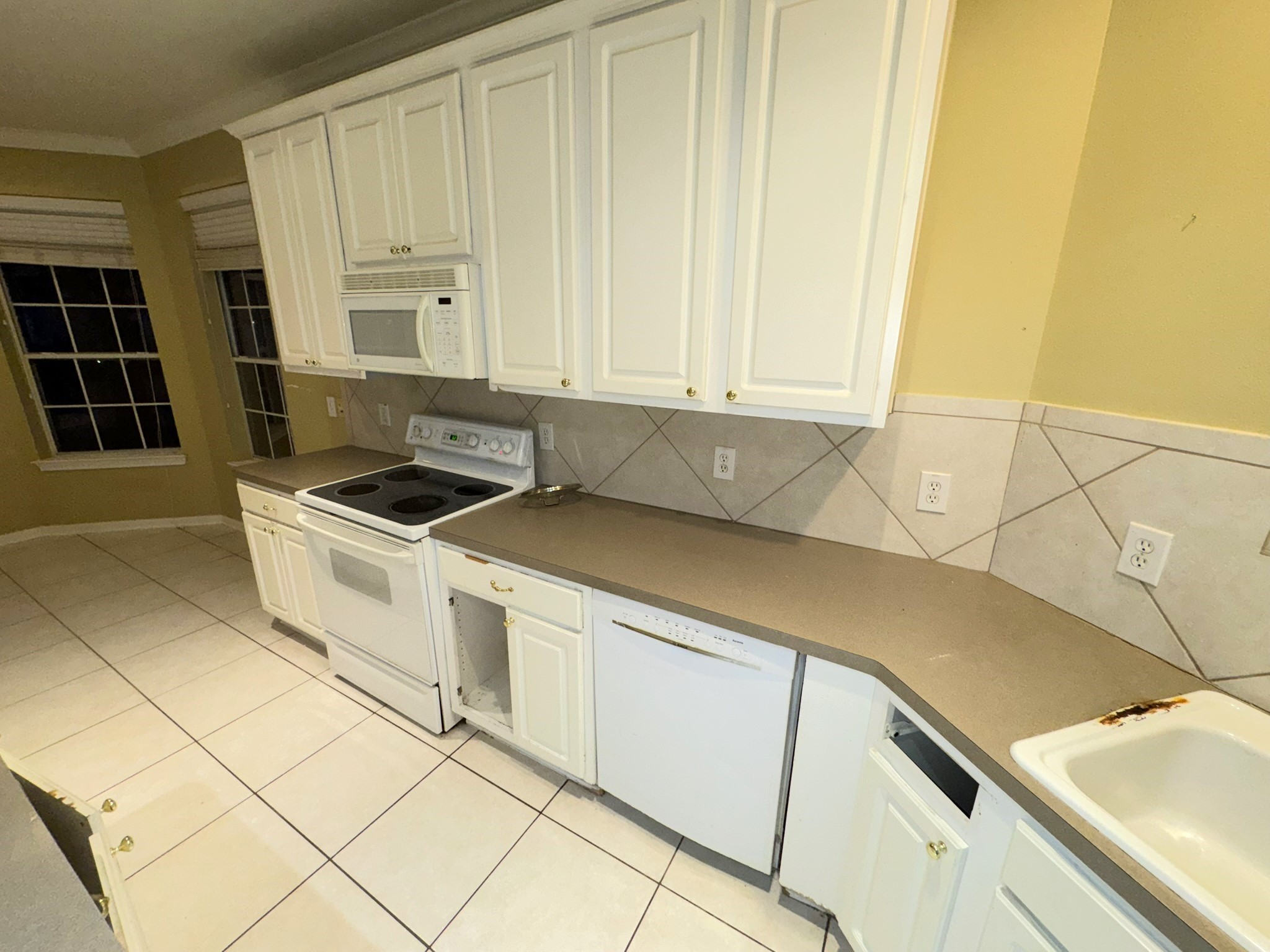 51 North Country Gate Circle Conroe, TX 77384 - Photo 20 of 27 Plenty of counter space.