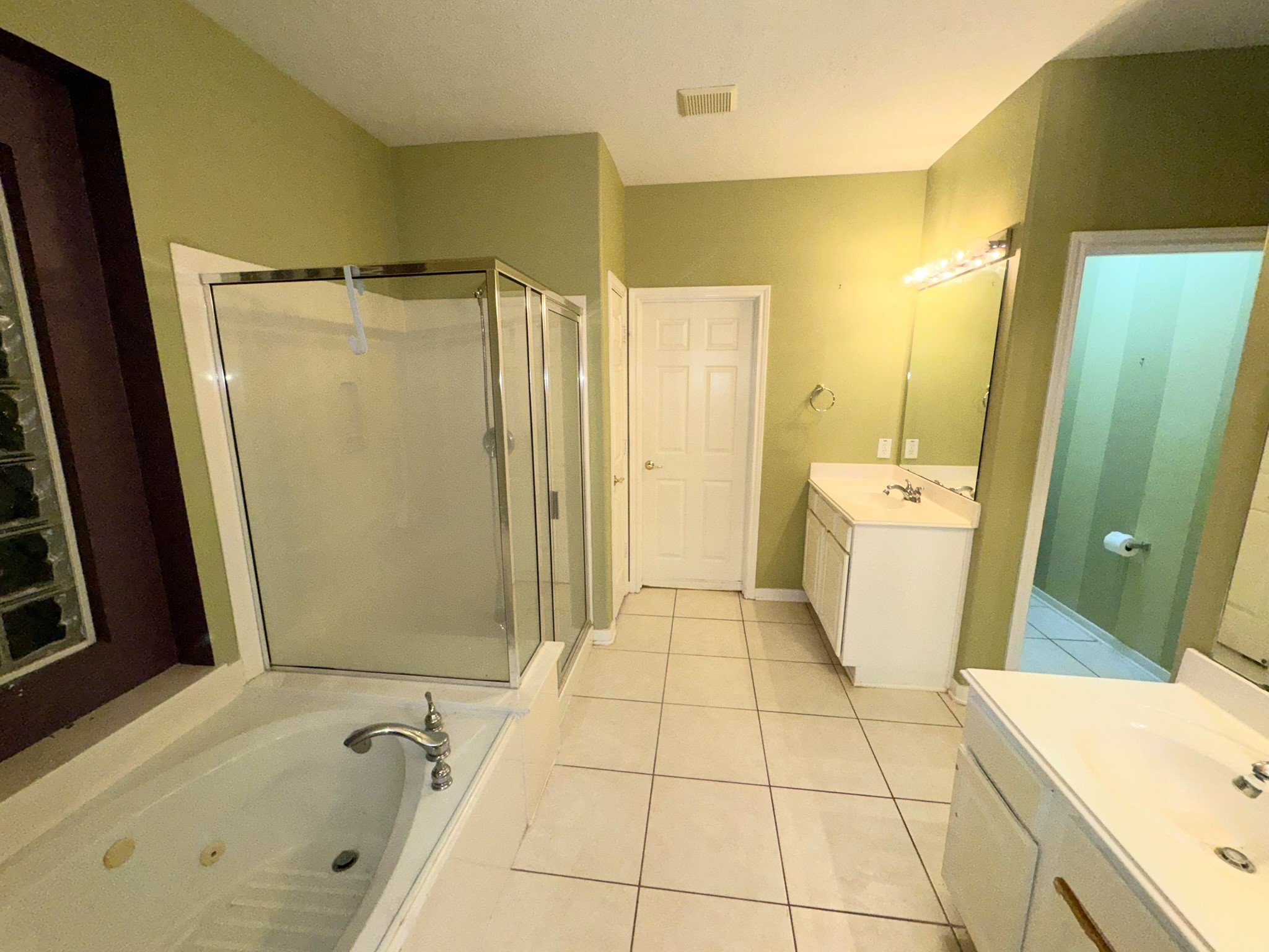 51 North Country Gate Circle Conroe, TX 77384 - Photo 10 of 27 Primary Bath with 2 walk-in closets.