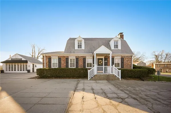 $999,950 | 203 Southwest Jefferson Street, Lee's Summit, MO 64063