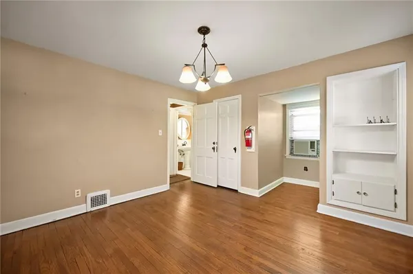 $1,250,000 | 203 Southwest Jefferson Street, Lee's Summit, MO 64063