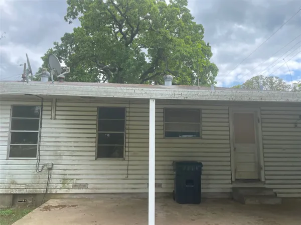 $94,900 | 410 Hazel Avenue, Rockdale, TX 76567