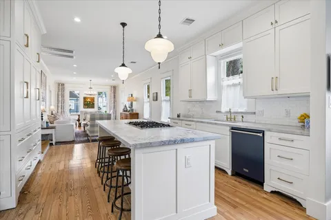 $1,249,000 | 221 East 12th Street, Houston, TX 77008