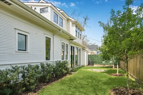 $1,249,000 | 221 East 12th Street, Houston, TX 77008