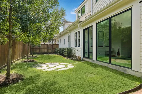 $1,249,000 | 221 East 12th Street, Houston, TX 77008