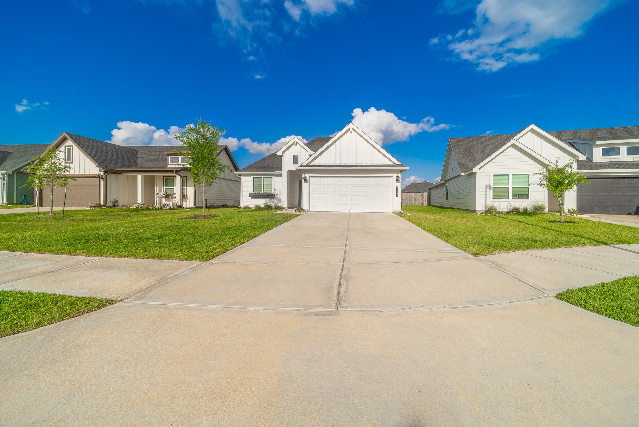3843 Haydon Rdg Lane Fulshear, TX 77441 - Photo 2 of 36 Large driveway