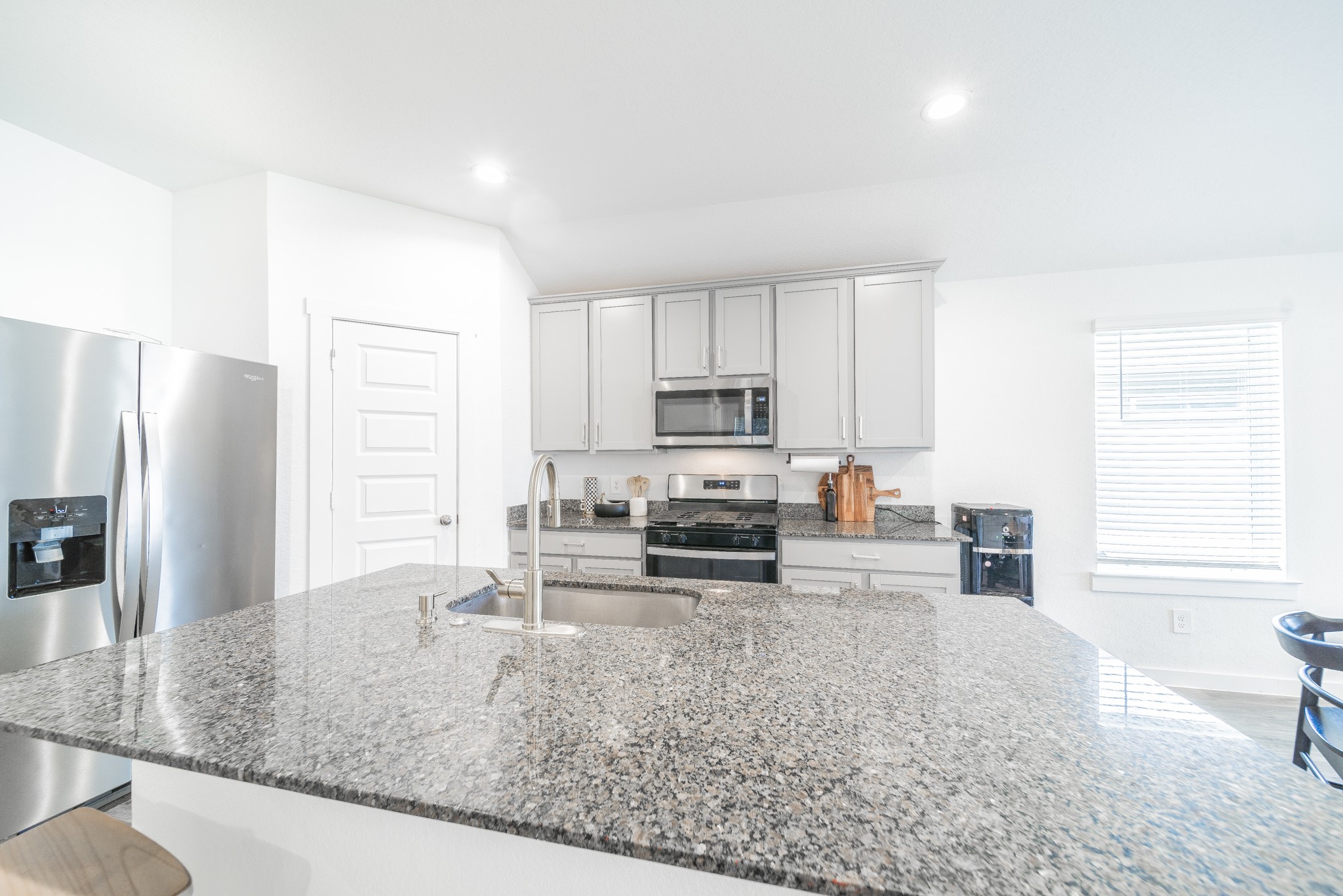 3843 Haydon Rdg Lane Fulshear, TX 77441 - Photo 4 of 36 Big granite island