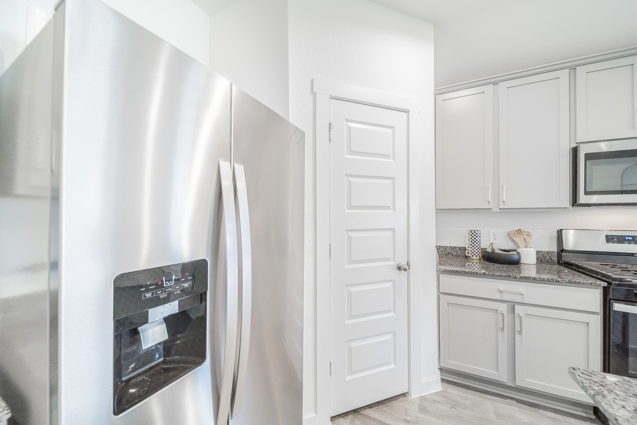 3843 Haydon Rdg Lane Fulshear, TX 77441 - Photo 6 of 36 Walk in Pantry