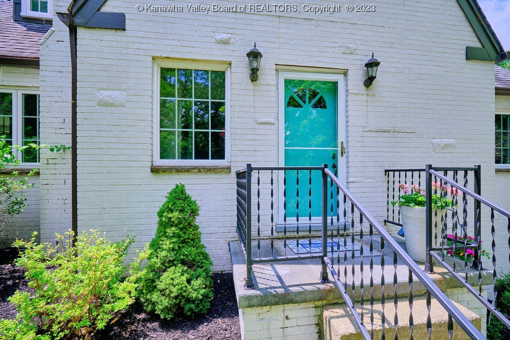 1835 Loudon Heights Road Charleston, WV 25314 - Photo 3 of 37 Gallery Image 3