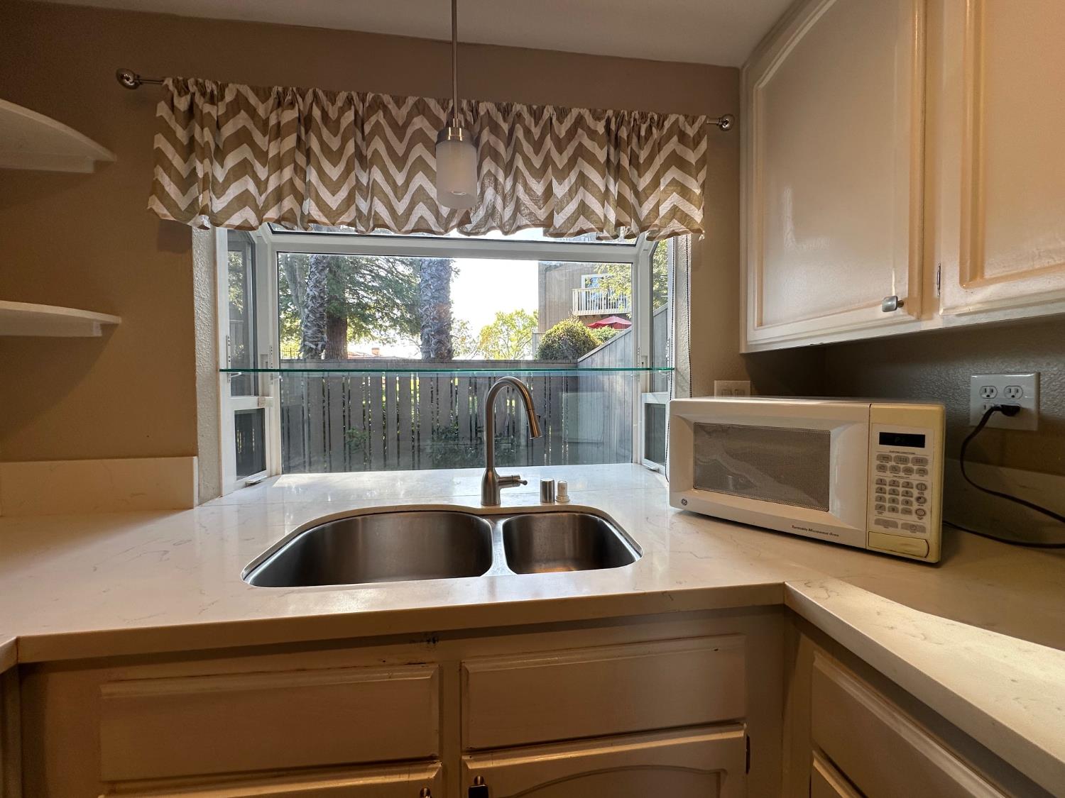 7802 Hampton Lane Citrus Heights, CA 95610 - Photo 4 of 22