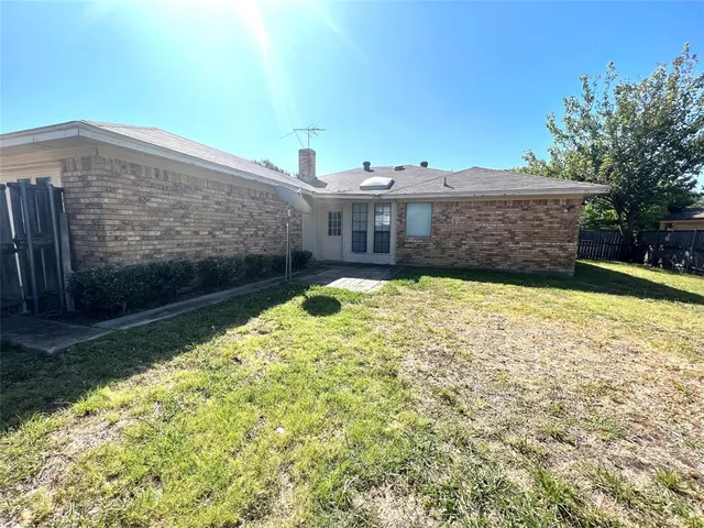 a view of a backyard