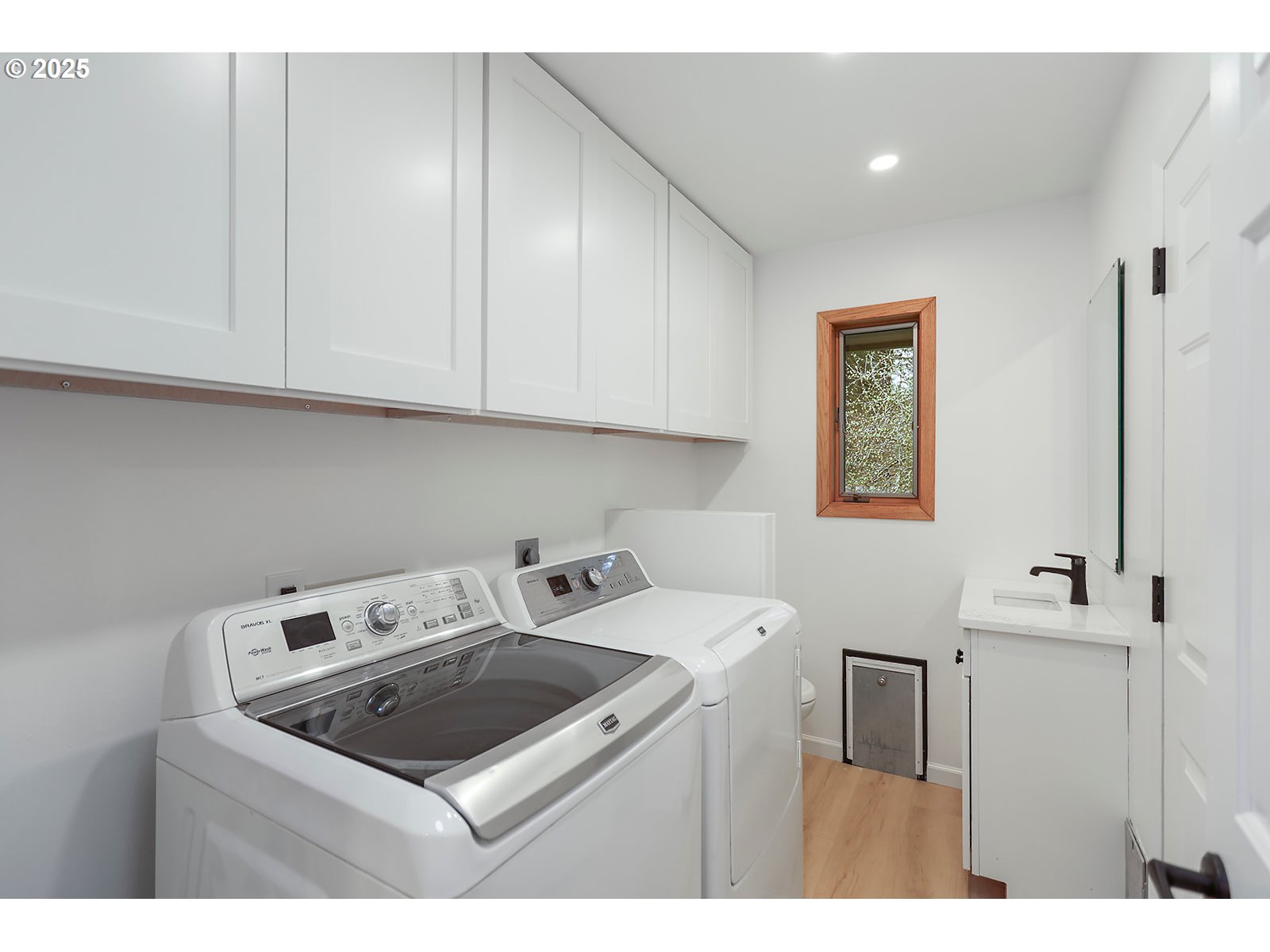 321 Lakeview Road White Salmon, WA 98672 - Photo 12 of 36 Laundry