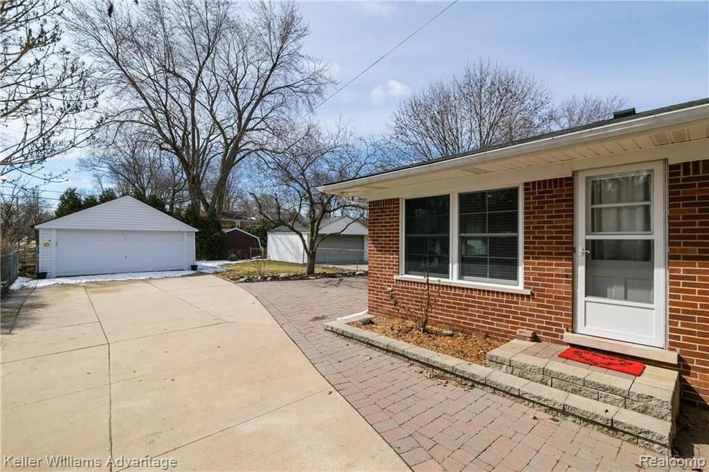 1911 Littlestone Road Grosse Pointe Woods, MI 48236 - Photo 28 of 33