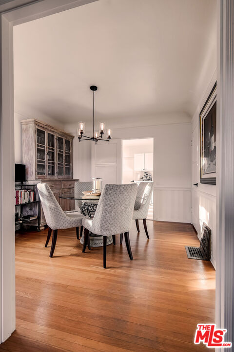 4227 Warner Boulevard Burbank, CA 91505 - Photo 17 of 41 a view of a livingroom with furniture and a wooden floor