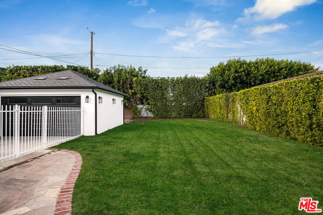 4227 Warner Boulevard Burbank, CA 91505 - Photo 32 of 41 a front view of a house with garden