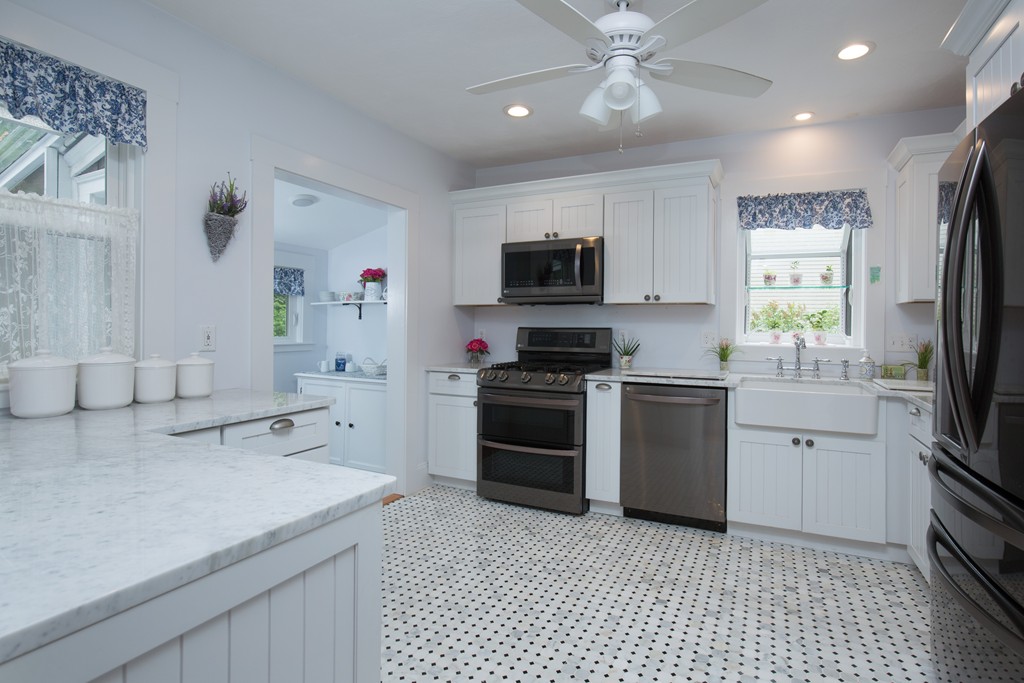 42 Riverdale Road Wellesley, MA 02481 - Photo 4 of 8