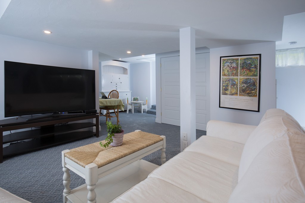 42 Riverdale Road Wellesley, MA 02481 - Photo 5 of 8