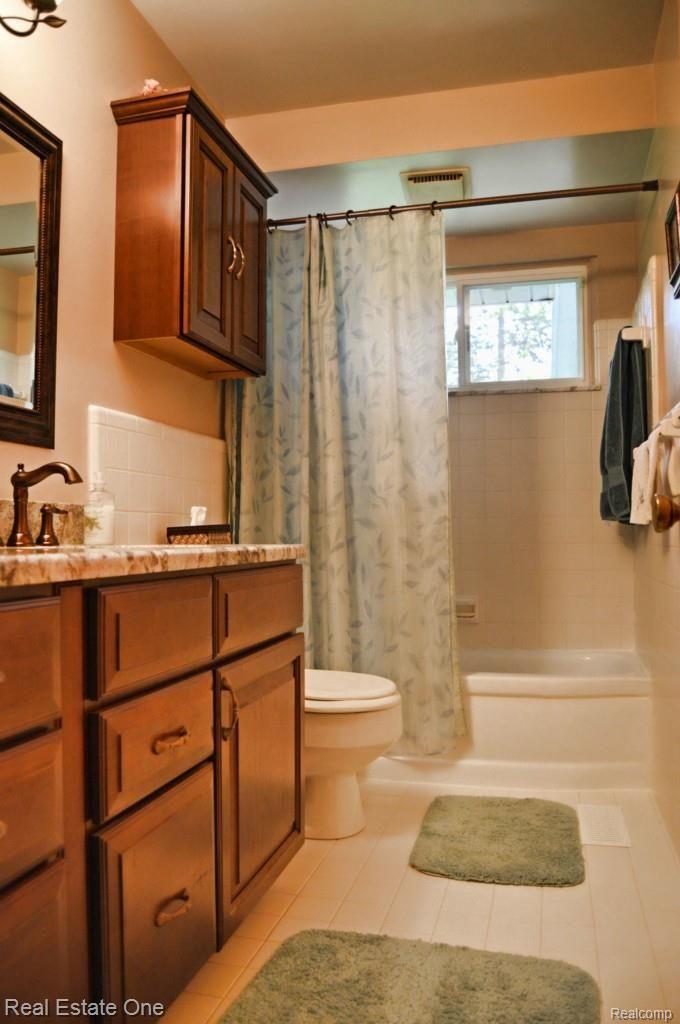 1928 Dawn Ridge Road Walled Lake, MI 48390 - Photo 12 of 19 11 BATHROOM.jpg