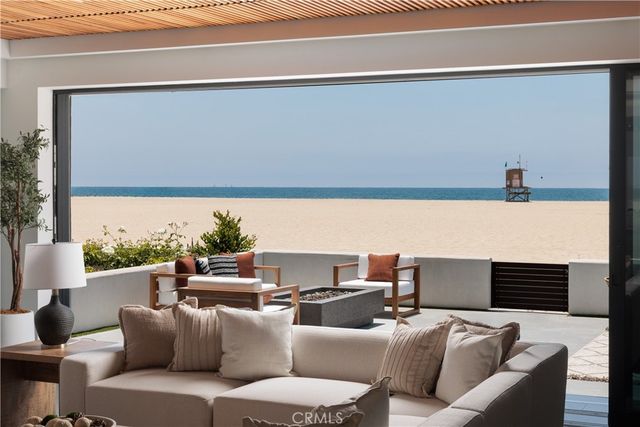$10,900,000 | 7104 West Oceanfront, Newport Beach, CA 92663