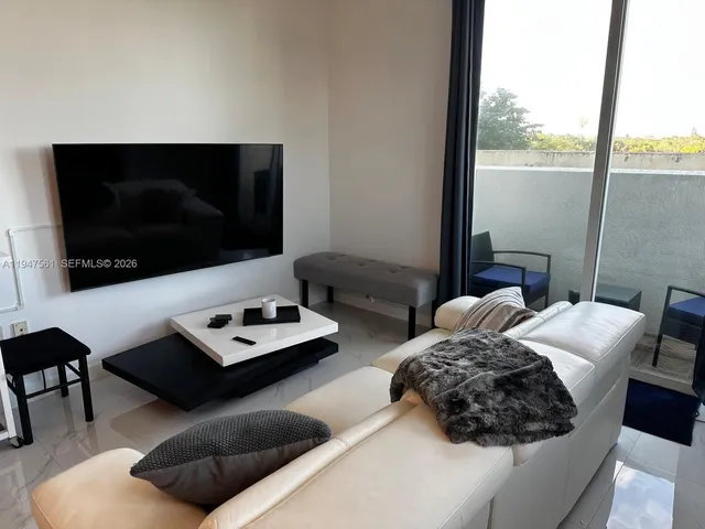 $2,700 | 3000 Coral Way, Unit 421, Miami, FL 33145