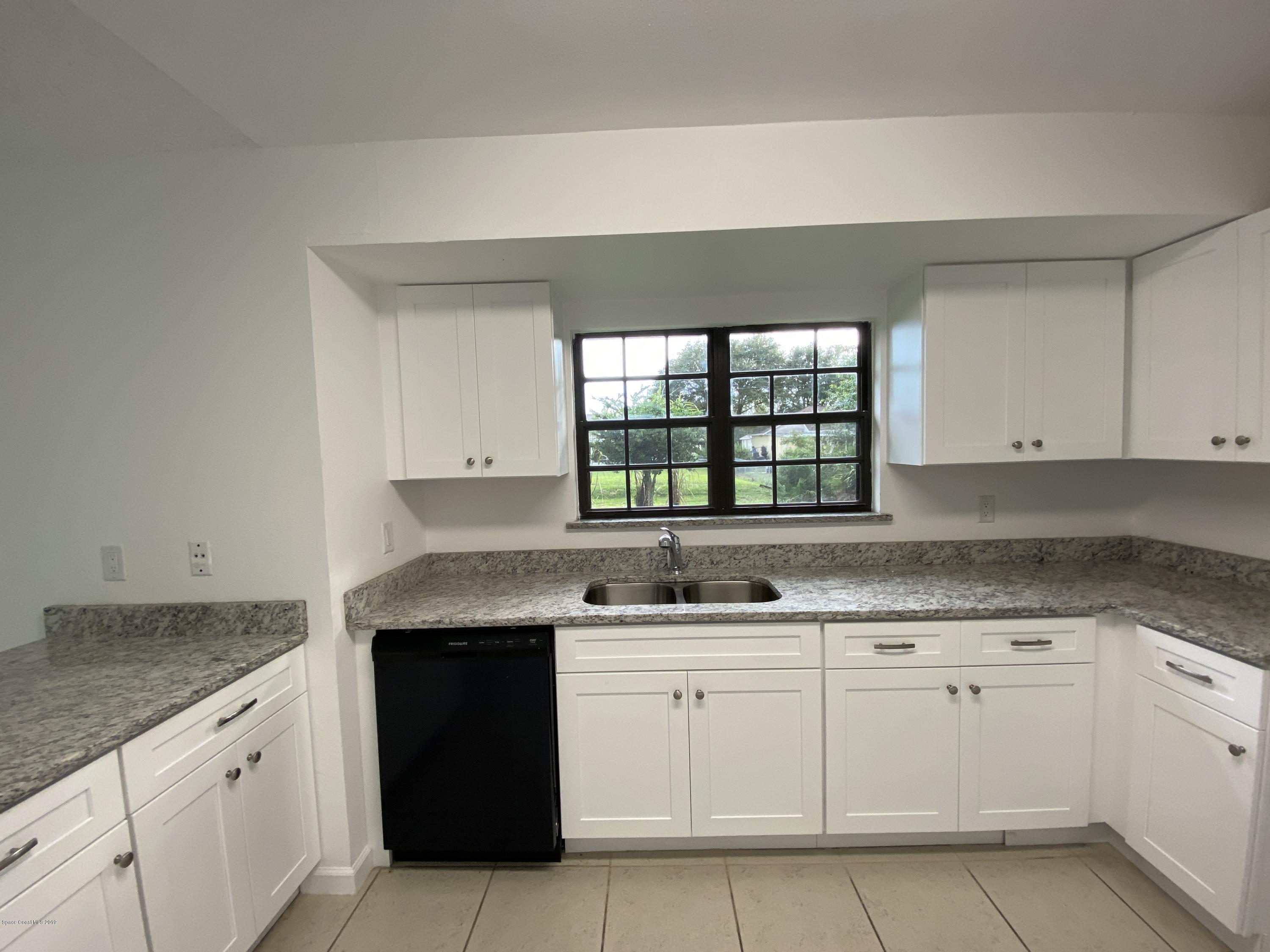 346 Mott Street Southwest Palm Bay, FL 32908 - Photo 3 of 13 Kitchen