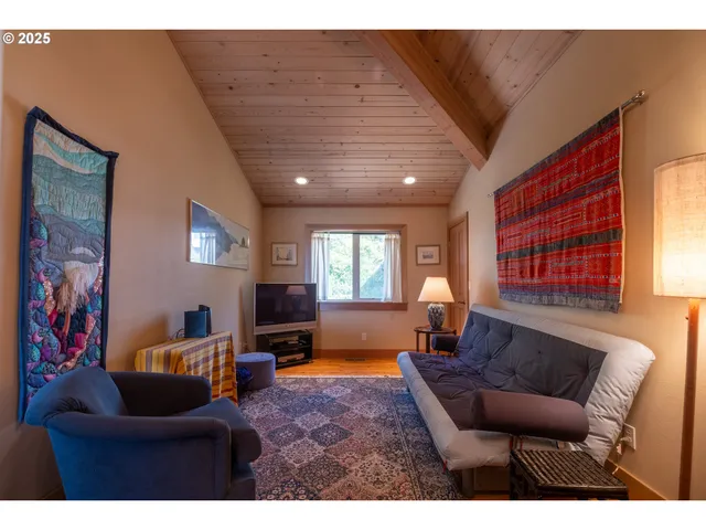 $1,500,000 | 925 Happy Camp Road, Tillamook, OR 97141