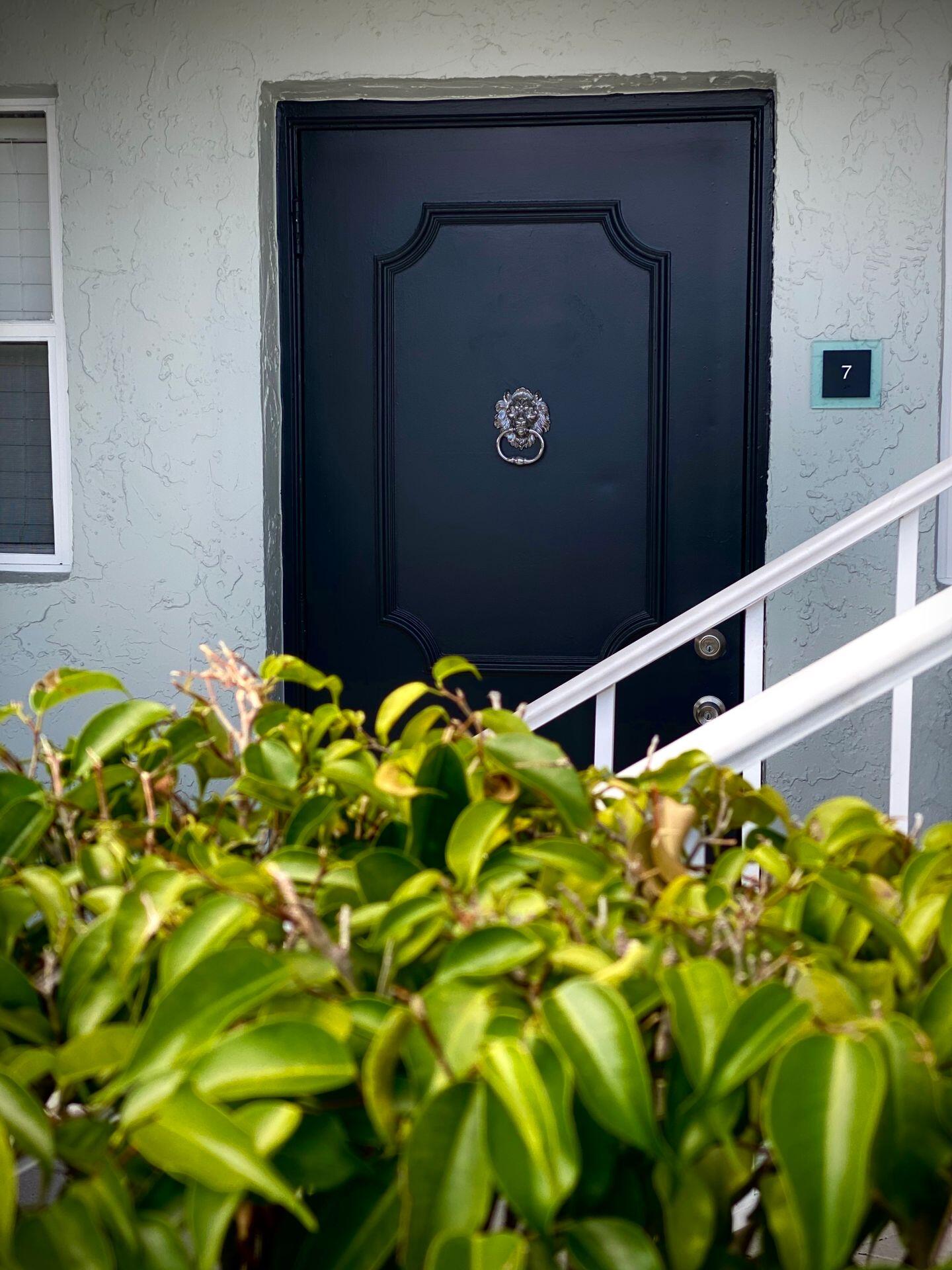 665 Glouchester Street, Unit 6 Boca Raton, FL 33487 - Photo 8 of 16 a vase of flowers sitting on a table