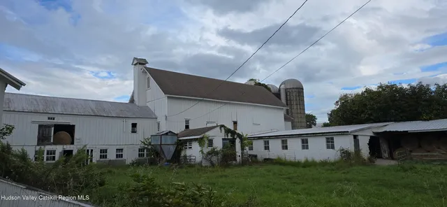 a view of a house with backyard and garden