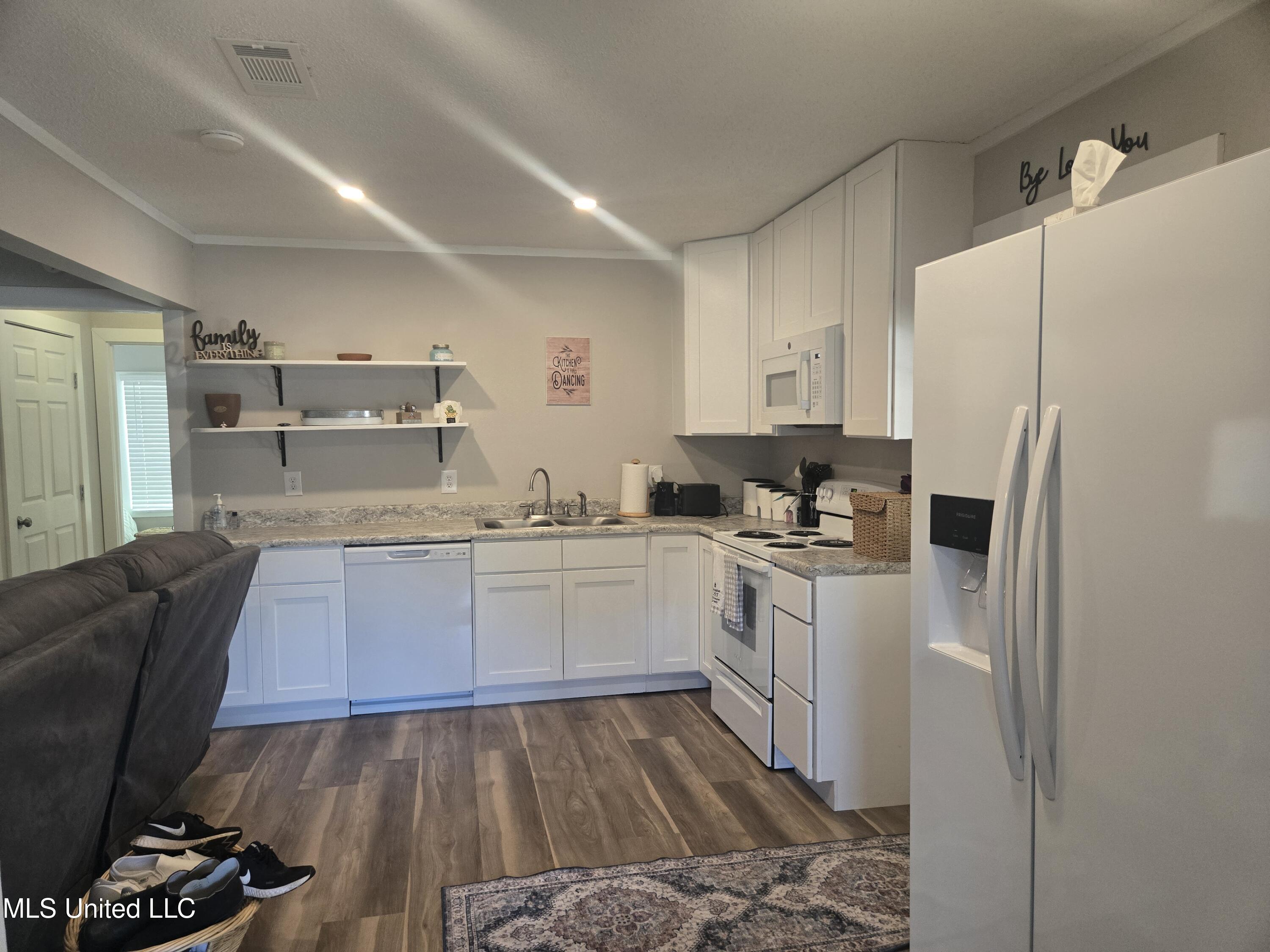 15593 Walter Smith Road Gulfport, MS 39503 - Photo 6 of 30 Kitchen